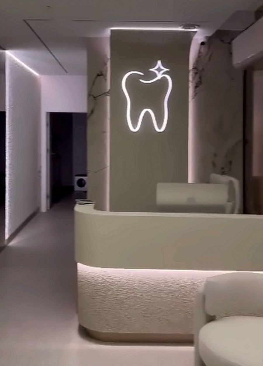 Recepcja z podświetlonym logo zęba